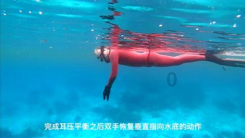 救援矮小的女孩